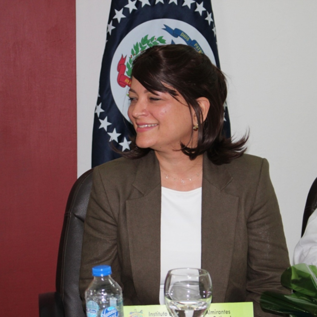 Lectura del Curriculum de la Dra. MARÍA LUISA HERNÁNDEZ a cargo del Secretario